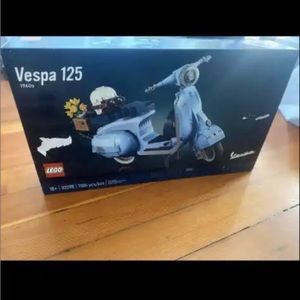 New in box vespa 125 Lego set